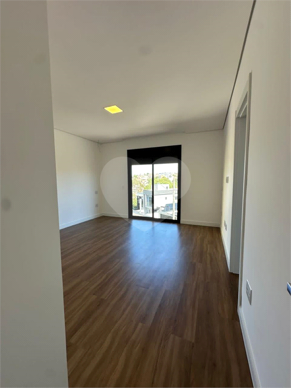 Sobrado de Esquina à Venda no Condomínio Villas do Jaguari – Santana de Parnaíba / SP