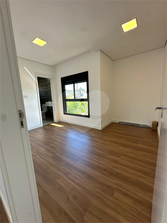 Sobrado de Esquina à Venda no Condomínio Villas do Jaguari – Santana de Parnaíba / SP