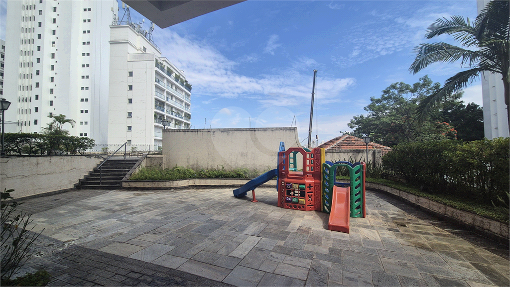 Apartamento clássico em Higienópolis, na tradicional Rua Bahia esquina com a Sergipe. 1 por andar. 