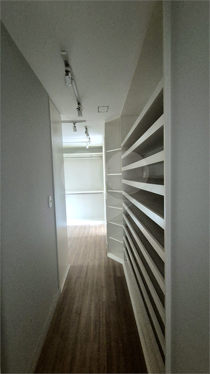 Apartamento clássico em Higienópolis, na tradicional Rua Bahia esquina com a Sergipe. 1 por andar. 