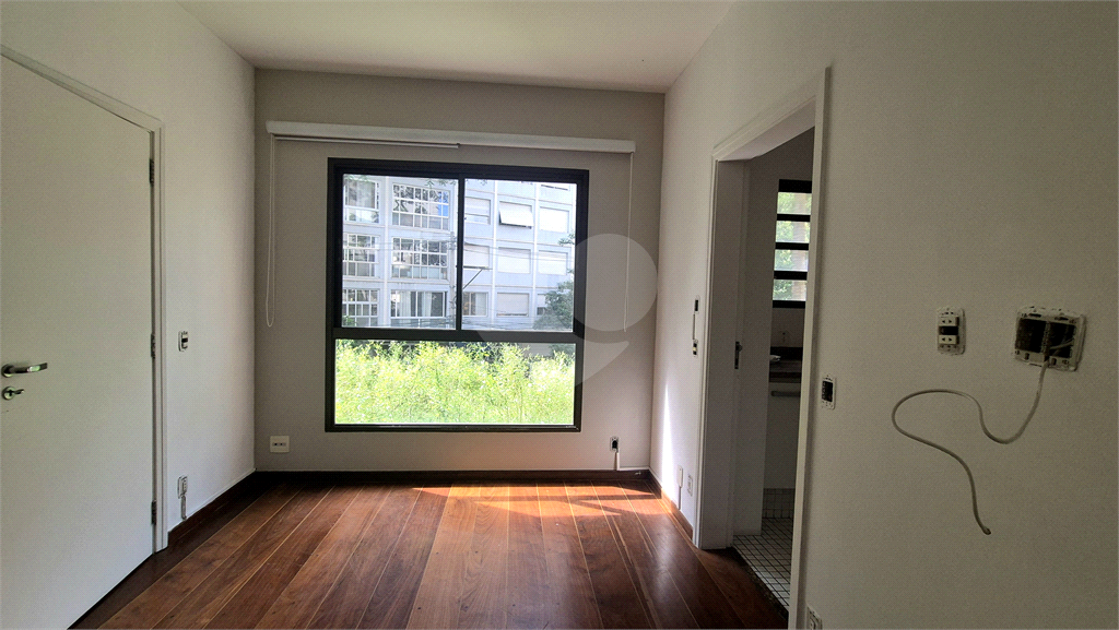 Apartamento clássico em Higienópolis, na tradicional Rua Bahia esquina com a Sergipe. 1 por andar. 