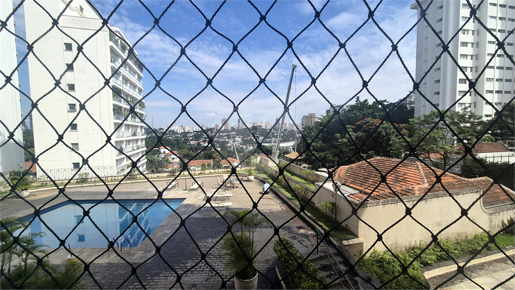 Apartamento clássico em Higienópolis, na tradicional Rua Bahia esquina com a Sergipe. 1 por andar. 