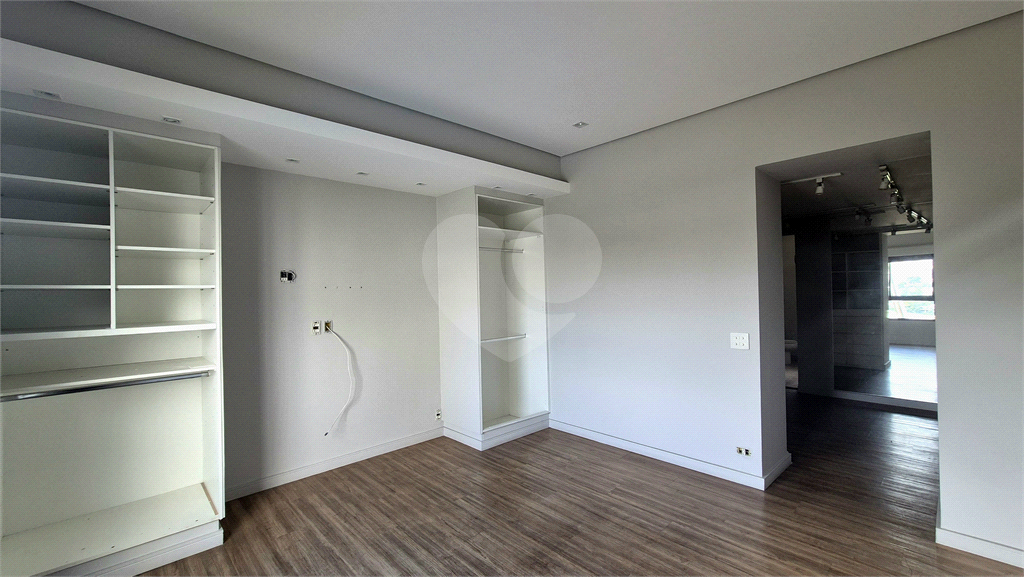 Apartamento clássico em Higienópolis, na tradicional Rua Bahia esquina com a Sergipe. 1 por andar. 