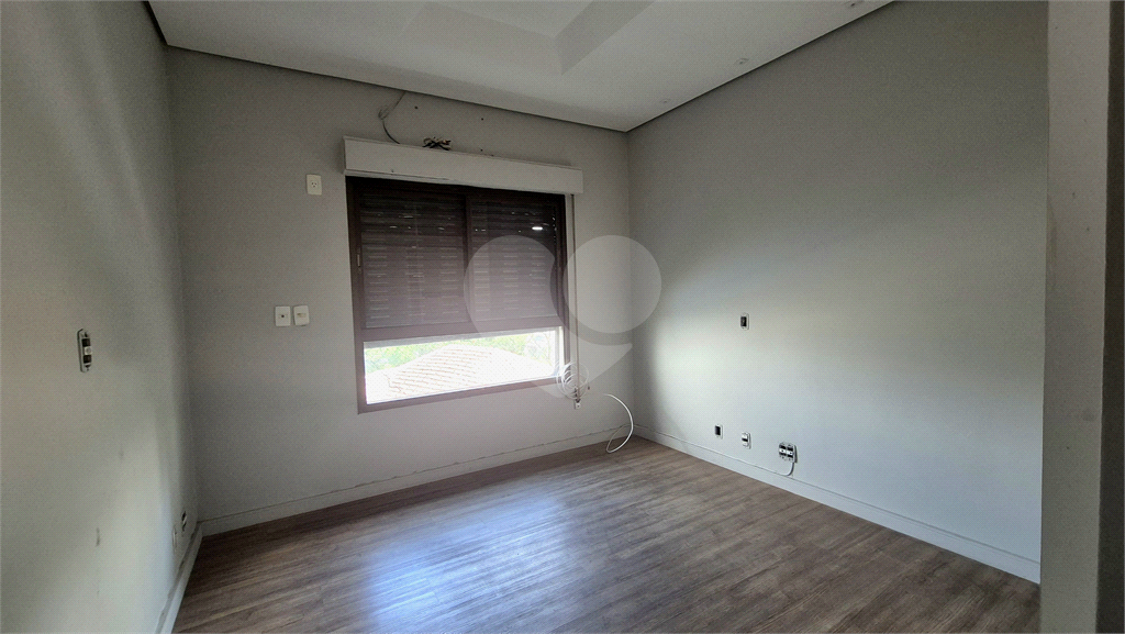 Apartamento clássico em Higienópolis, na tradicional Rua Bahia esquina com a Sergipe. 1 por andar. 