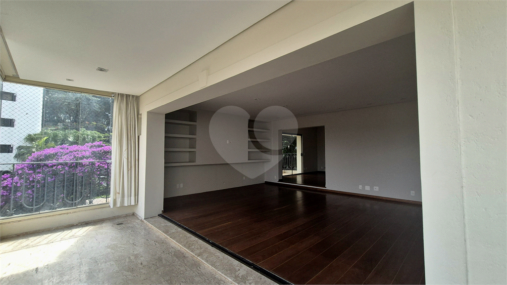 Apartamento clássico em Higienópolis, na tradicional Rua Bahia esquina com a Sergipe. 1 por andar. 