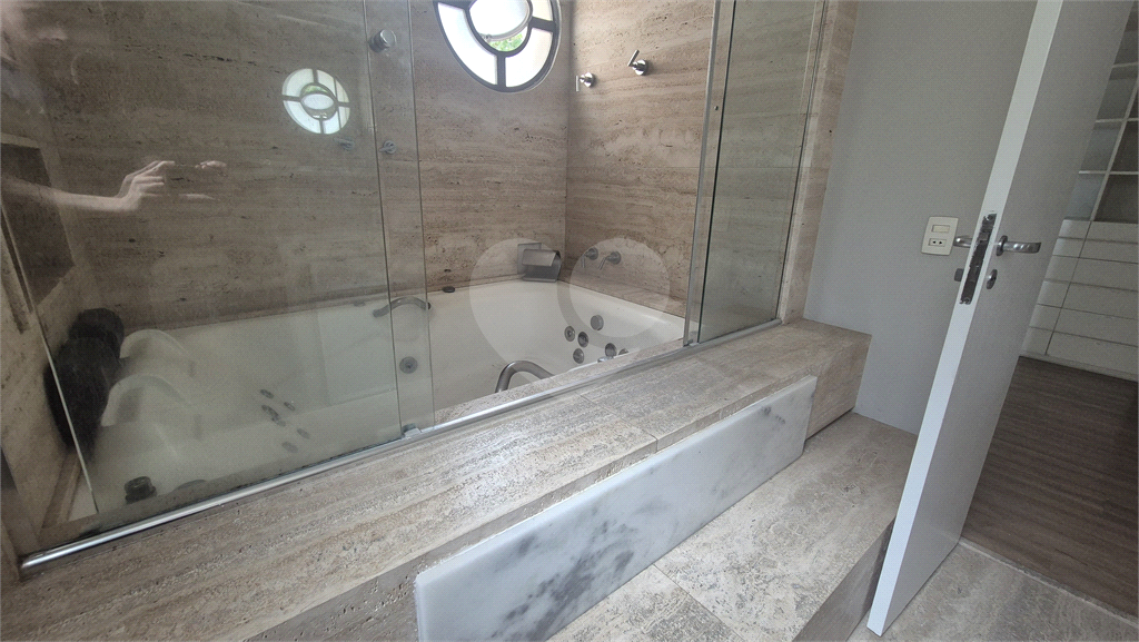 Apartamento clássico em Higienópolis, na tradicional Rua Bahia esquina com a Sergipe. 1 por andar. 