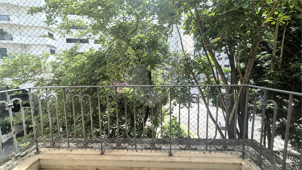 Apartamento clássico em Higienópolis, na tradicional Rua Bahia esquina com a Sergipe. 1 por andar. 