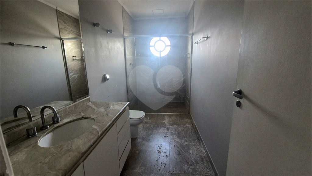 Apartamento clássico em Higienópolis, na tradicional Rua Bahia esquina com a Sergipe. 1 por andar. 