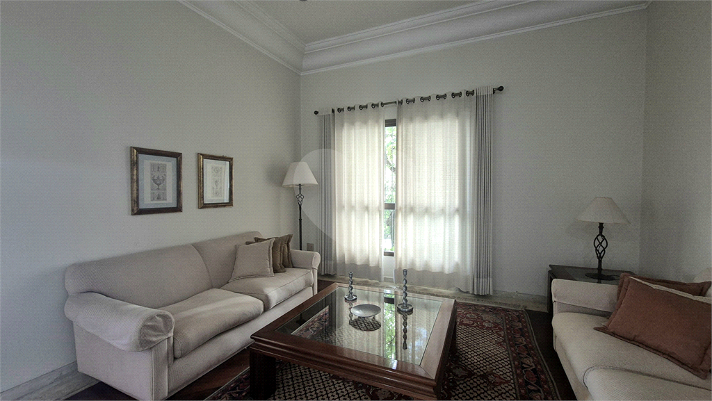 Apartamento clássico em Higienópolis, na tradicional Rua Bahia esquina com a Sergipe. 1 por andar. 