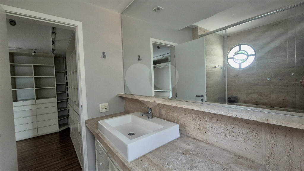 Apartamento clássico em Higienópolis, na tradicional Rua Bahia esquina com a Sergipe. 1 por andar. 