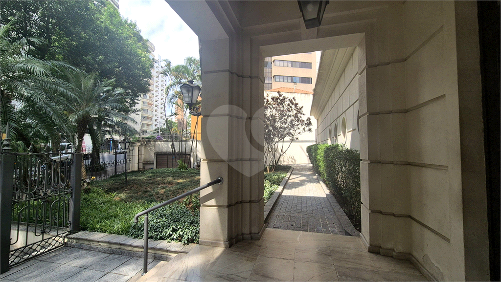 Apartamento clássico em Higienópolis, na tradicional Rua Bahia esquina com a Sergipe. 1 por andar. 