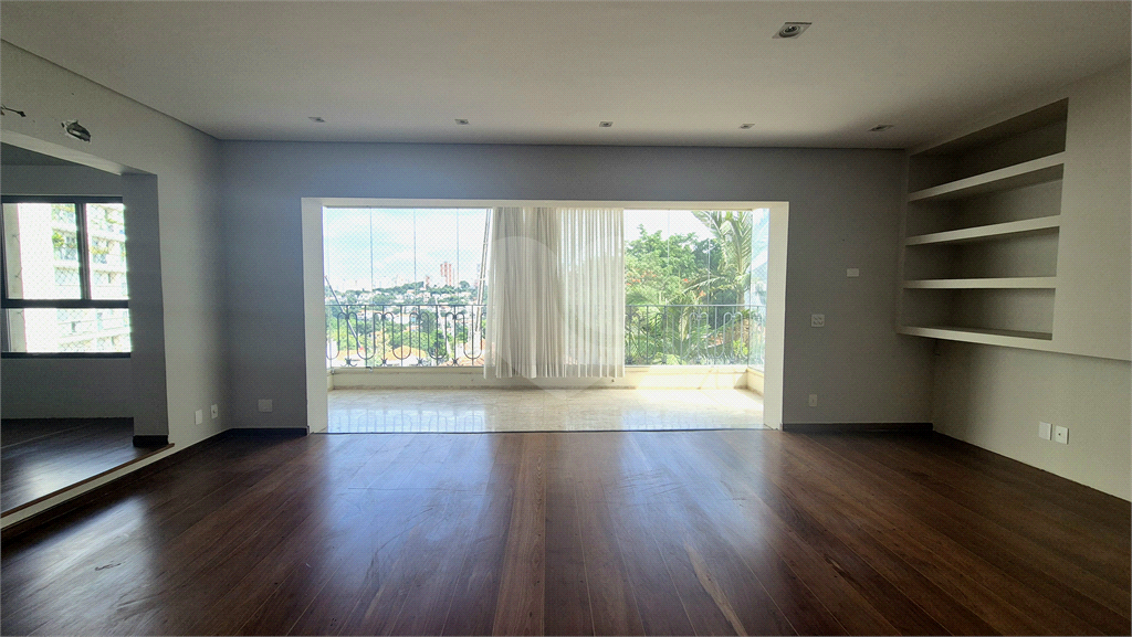 Apartamento clássico em Higienópolis, na tradicional Rua Bahia esquina com a Sergipe. 1 por andar. 