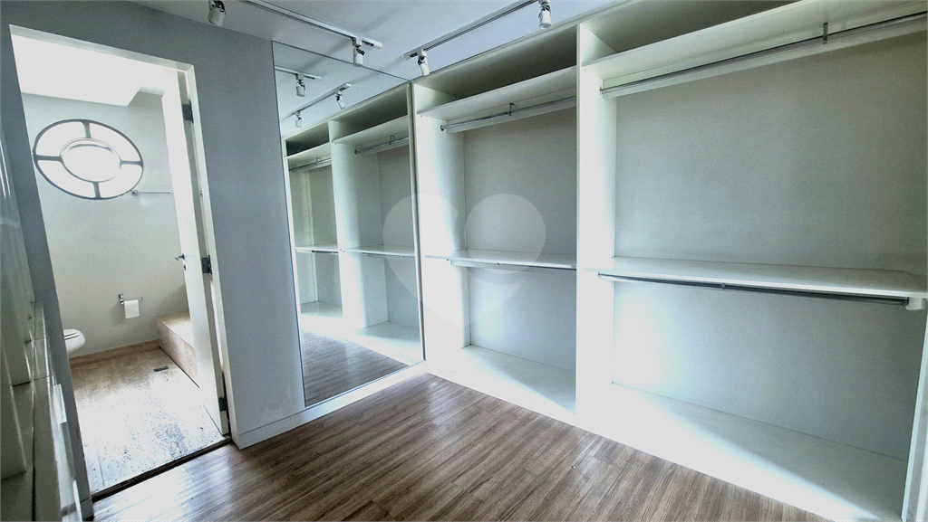 Apartamento clássico em Higienópolis, na tradicional Rua Bahia esquina com a Sergipe. 1 por andar. 