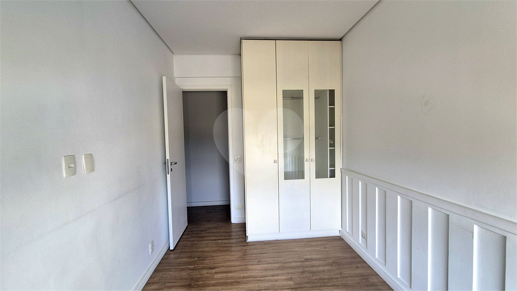 Apartamento clássico em Higienópolis, na tradicional Rua Bahia esquina com a Sergipe. 1 por andar. 