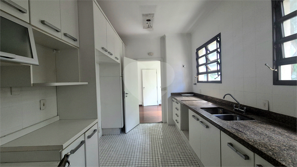 Apartamento clássico em Higienópolis, na tradicional Rua Bahia esquina com a Sergipe. 1 por andar. 