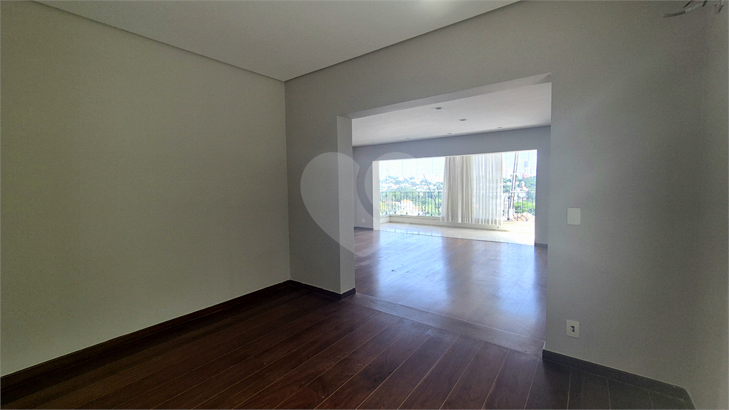 Apartamento clássico em Higienópolis, na tradicional Rua Bahia esquina com a Sergipe. 1 por andar. 