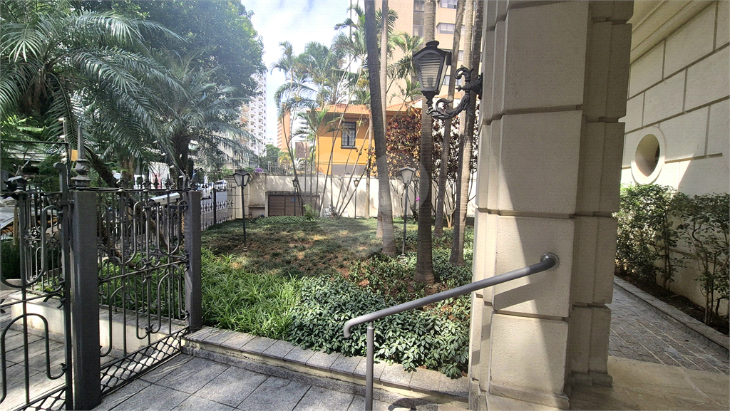 Apartamento clássico em Higienópolis, na tradicional Rua Bahia esquina com a Sergipe. 1 por andar. 