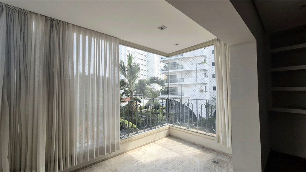 Apartamento clássico em Higienópolis, na tradicional Rua Bahia esquina com a Sergipe. 1 por andar. 