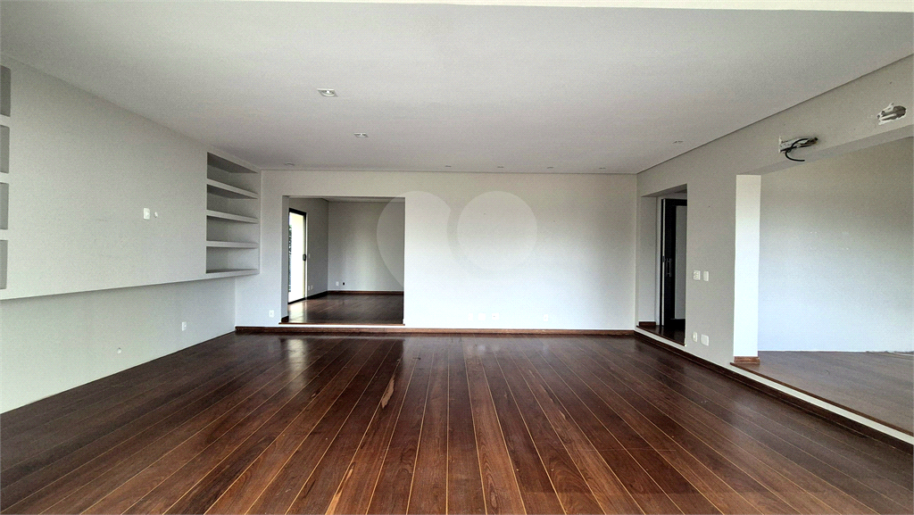 Apartamento clássico em Higienópolis, na tradicional Rua Bahia esquina com a Sergipe. 1 por andar. 