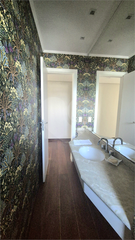 Apartamento clássico em Higienópolis, na tradicional Rua Bahia esquina com a Sergipe. 1 por andar. 