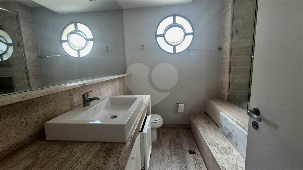 Apartamento clássico em Higienópolis, na tradicional Rua Bahia esquina com a Sergipe. 1 por andar. 