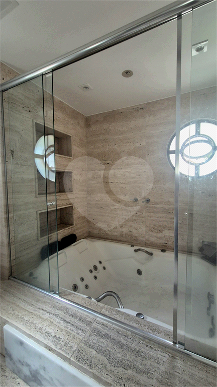 Apartamento clássico em Higienópolis, na tradicional Rua Bahia esquina com a Sergipe. 1 por andar. 