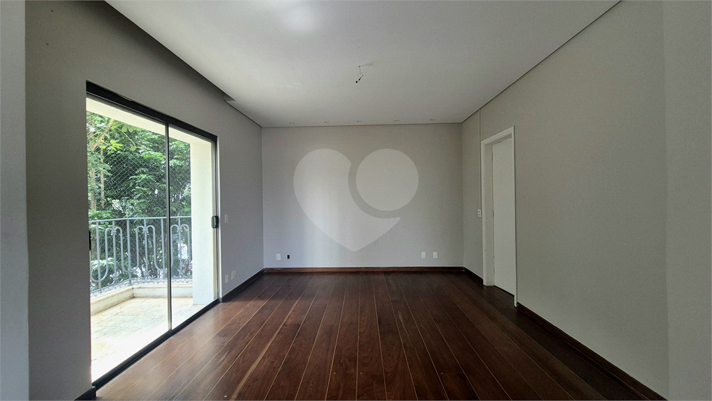 Apartamento clássico em Higienópolis, na tradicional Rua Bahia esquina com a Sergipe. 1 por andar. 