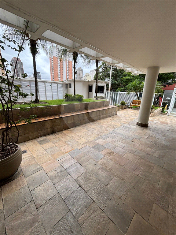 Apartamento totalmente reformado, acabamentos de altíssimo padrão com closet. Em Perdizes. Ainda ganha uma linda adega equipada. 