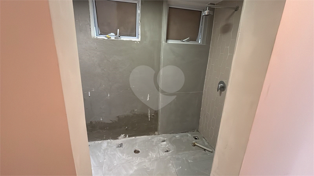 Apartamento totalmente reformado, acabamentos de altíssimo padrão com closet. Em Perdizes. Ainda ganha uma linda adega equipada. 