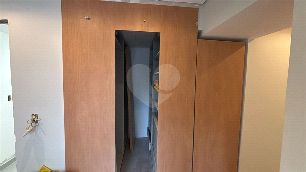 Apartamento totalmente reformado, acabamentos de altíssimo padrão com closet. Em Perdizes. Ainda ganha uma linda adega equipada. 