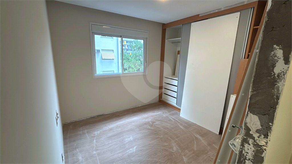 Apartamento totalmente reformado, acabamentos de altíssimo padrão com closet. Em Perdizes. Ainda ganha uma linda adega equipada. 