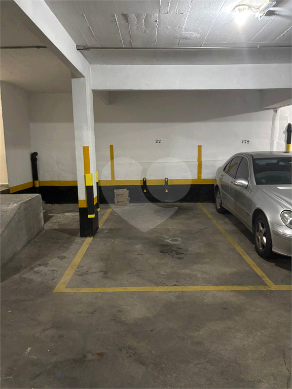 Apartamento totalmente reformado, acabamentos de altíssimo padrão com closet. Em Perdizes. Ainda ganha uma linda adega equipada. 