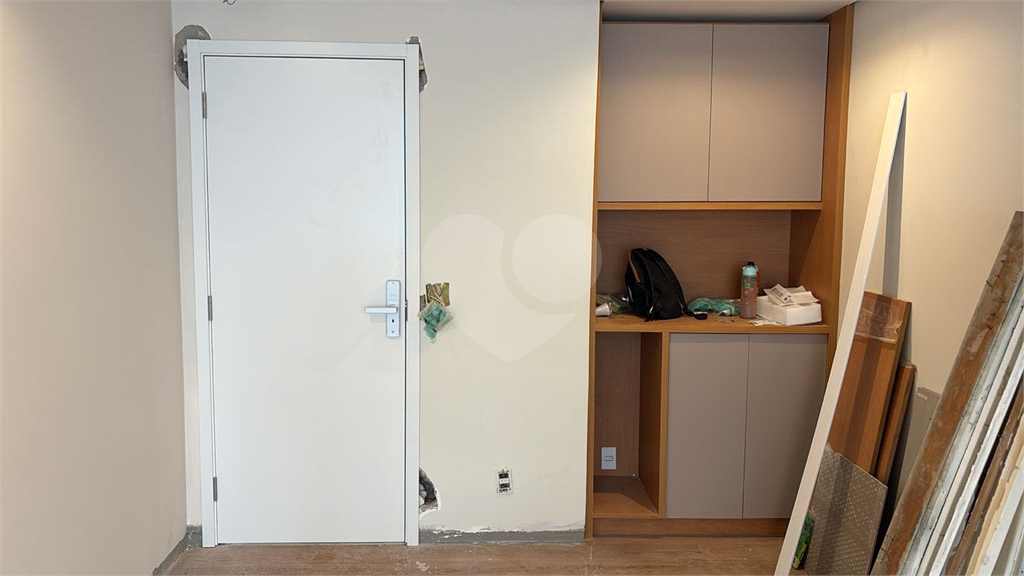 Apartamento sendo totalmente reformado, acabamentos de altíssimo padrão com closet. Em Perdizes. Ainda ganha uma linda adega equipada. 