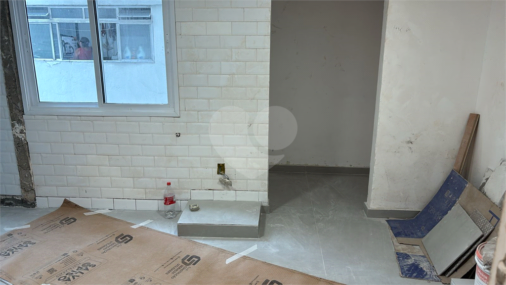 Apartamento totalmente reformado, acabamentos de altíssimo padrão com closet. Em Perdizes. Ainda ganha uma linda adega equipada. 