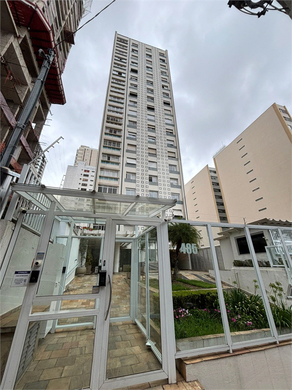 Apartamento totalmente reformado, acabamentos de altíssimo padrão com closet. Em Perdizes. Ainda ganha uma linda adega equipada. 