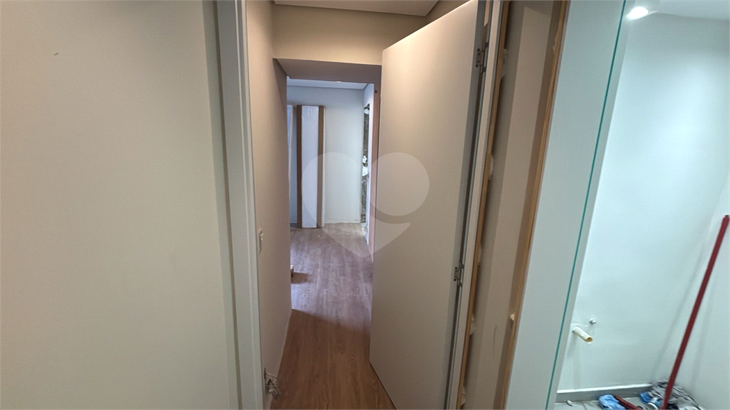Apartamento sendo totalmente reformado, acabamentos de altíssimo padrão com closet. Em Perdizes. Ainda ganha uma linda adega equipada. 