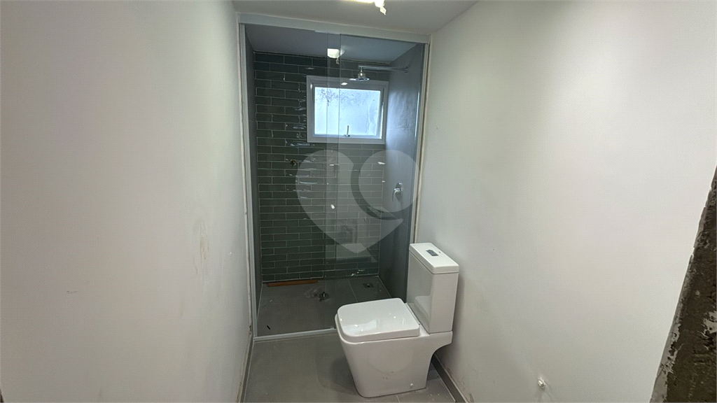 Apartamento sendo totalmente reformado, acabamentos de altíssimo padrão com closet. Em Perdizes. Ainda ganha uma linda adega equipada. 