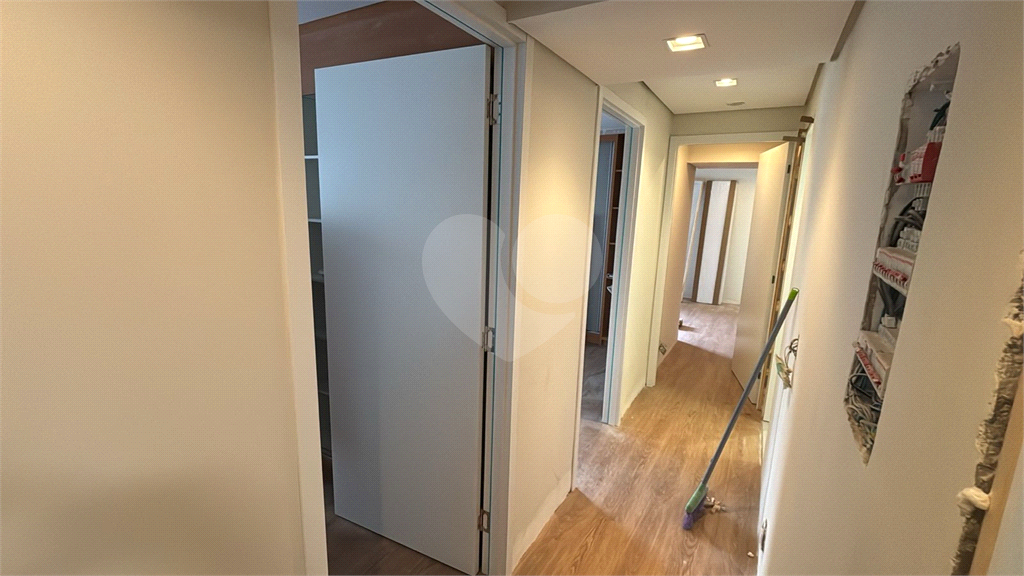 Apartamento sendo totalmente reformado, acabamentos de altíssimo padrão com closet. Em Perdizes. Ainda ganha uma linda adega equipada. 