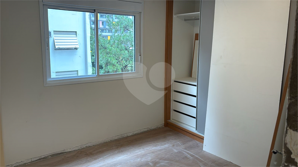 Apartamento totalmente reformado, acabamentos de altíssimo padrão com closet. Em Perdizes. Ainda ganha uma linda adega equipada. 