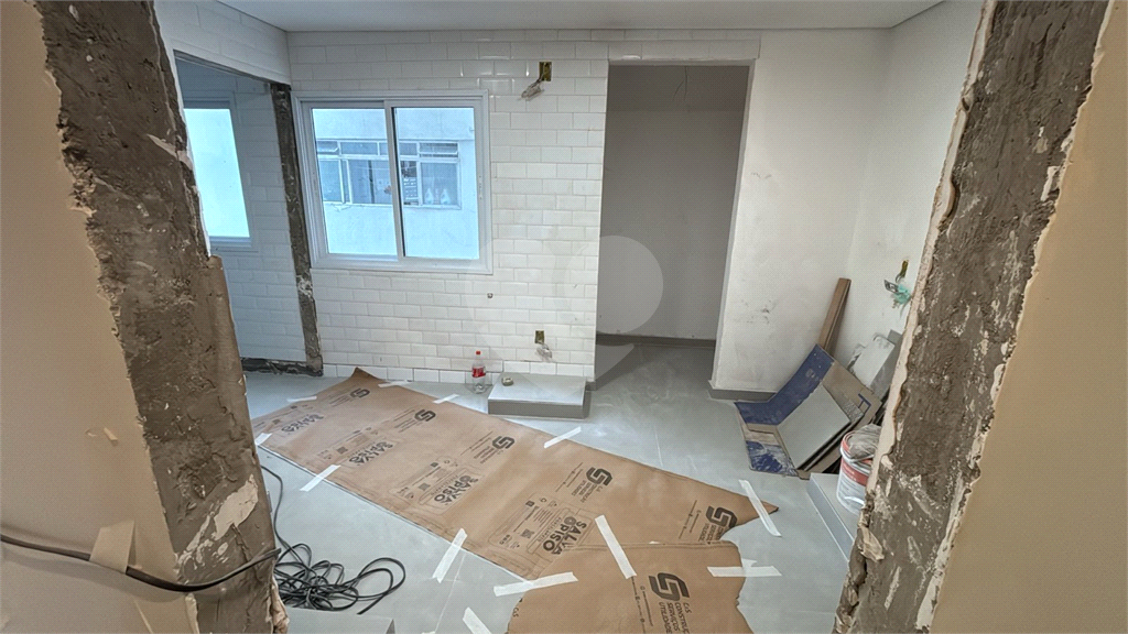 Apartamento totalmente reformado, acabamentos de altíssimo padrão com closet. Em Perdizes. Ainda ganha uma linda adega equipada. 