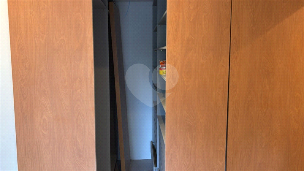 Apartamento totalmente reformado, acabamentos de altíssimo padrão com closet. Em Perdizes. Ainda ganha uma linda adega equipada. 