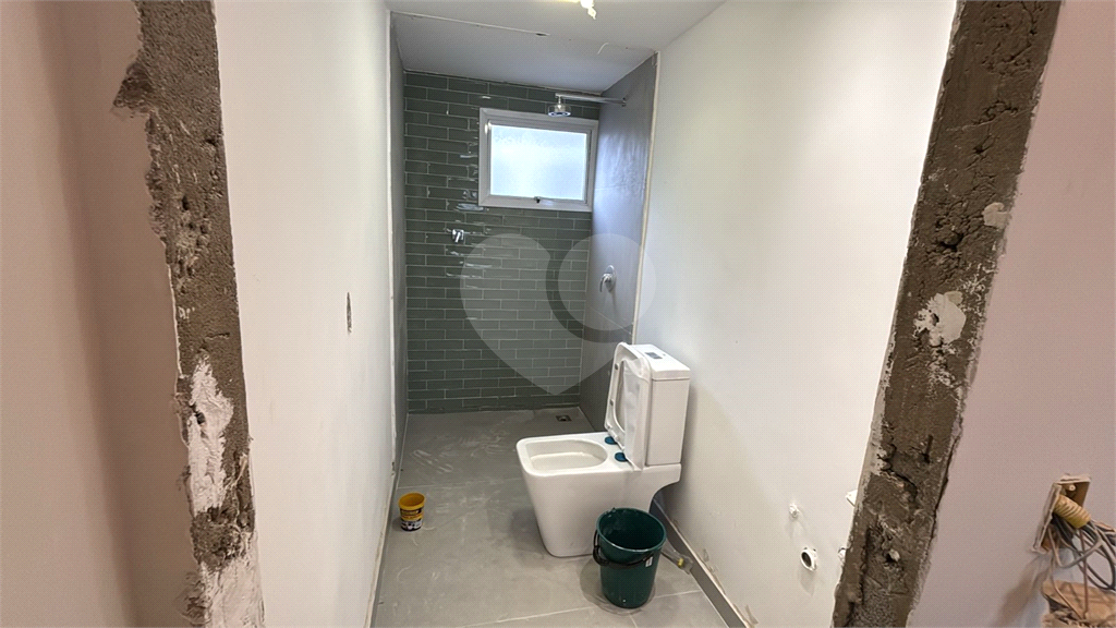 Apartamento totalmente reformado, acabamentos de altíssimo padrão com closet. Em Perdizes. Ainda ganha uma linda adega equipada. 