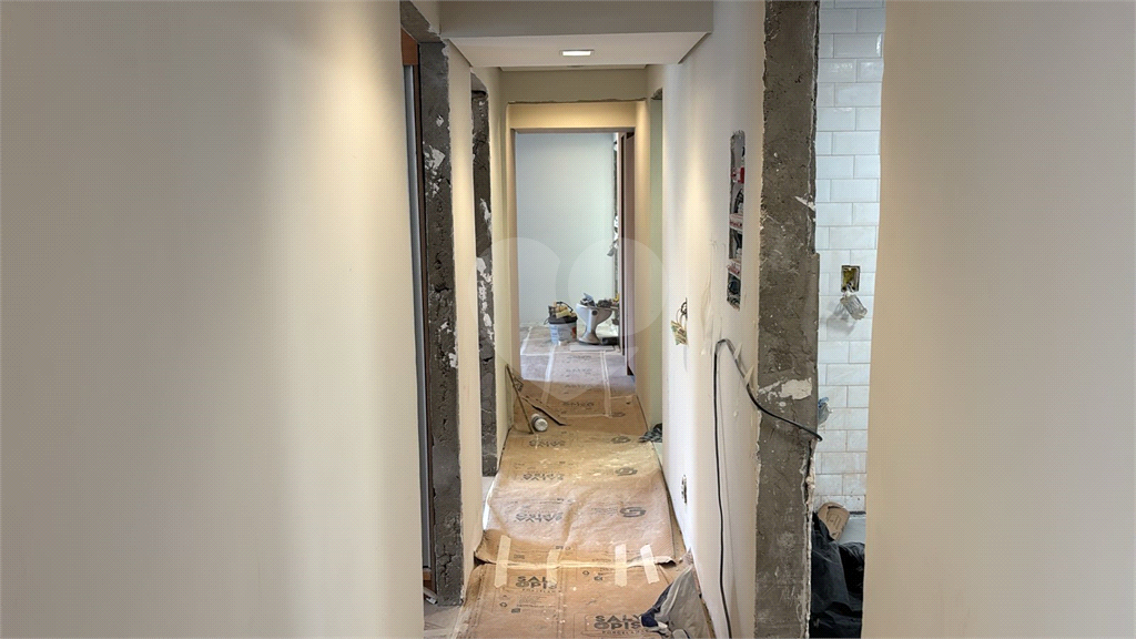 Apartamento totalmente reformado, acabamentos de altíssimo padrão com closet. Em Perdizes. Ainda ganha uma linda adega equipada. 