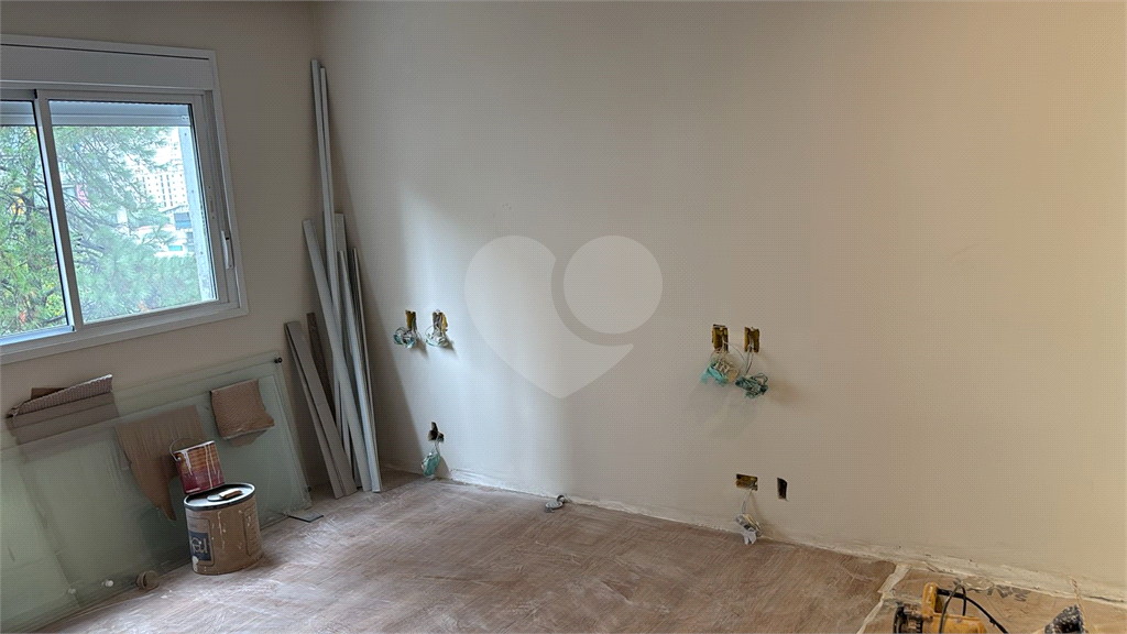 Apartamento totalmente reformado, acabamentos de altíssimo padrão com closet. Em Perdizes. Ainda ganha uma linda adega equipada. 