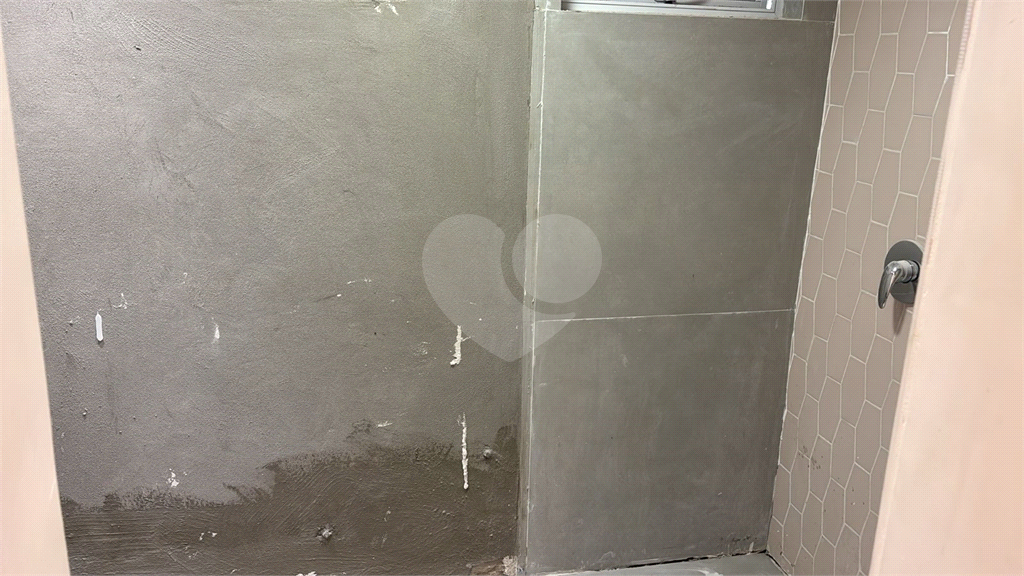 Apartamento totalmente reformado, acabamentos de altíssimo padrão com closet. Em Perdizes. Ainda ganha uma linda adega equipada. 