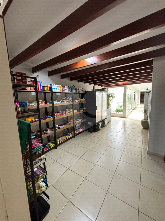 Apartamento totalmente reformado, acabamentos de altíssimo padrão com closet. Em Perdizes. Ainda ganha uma linda adega equipada. 