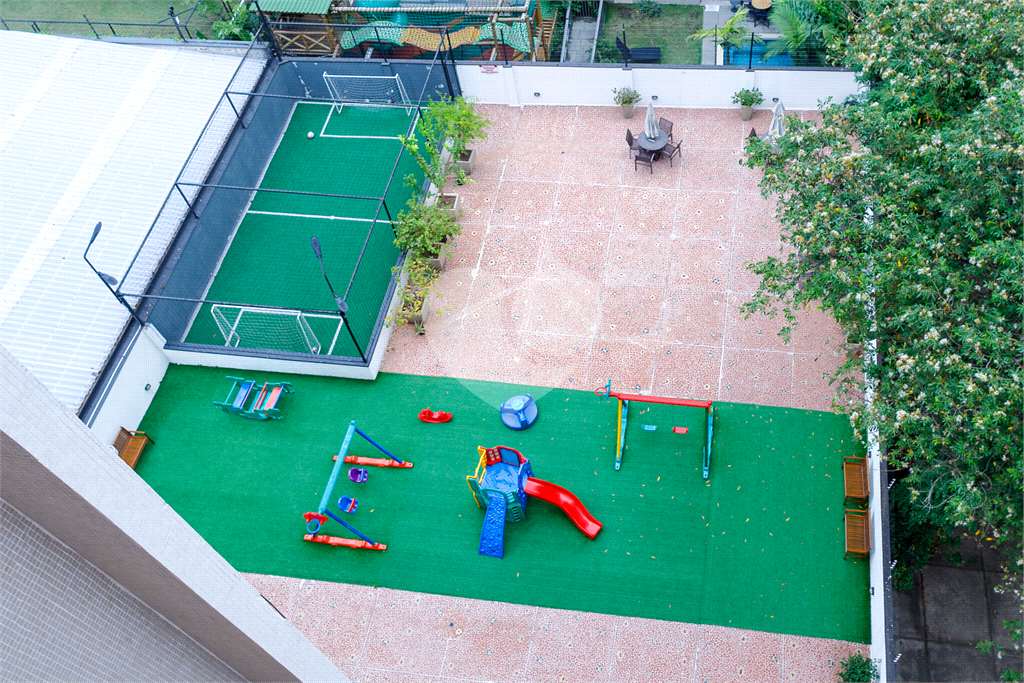 Imóvel 144m² todo original um clássico dos anos 60 sala de estar ampla, 3 quartos, cozinha e lavanderia com quatro e banheiro de serviço Sta. Cecília