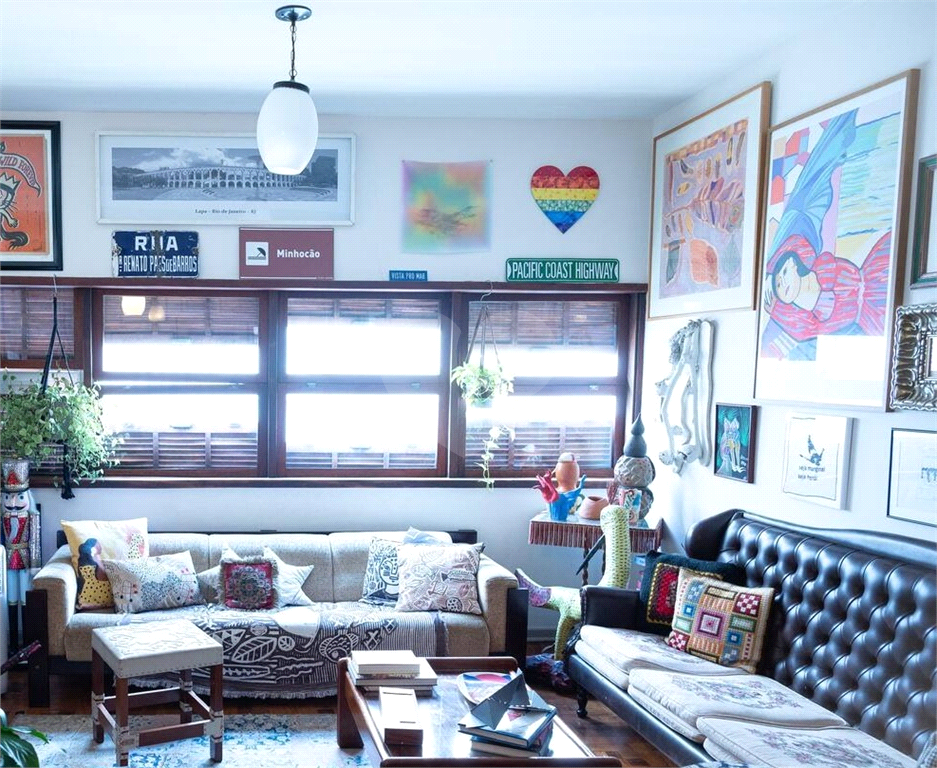 Imóvel 144m² todo original um clássico dos anos 60 sala de estar ampla, 3 quartos, cozinha e lavanderia com quatro e banheiro de serviço Sta. Cecília