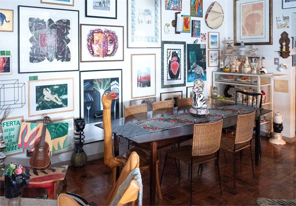 Imóvel 144m² todo original um clássico dos anos 60 sala de estar ampla, 3 quartos, cozinha e lavanderia com quatro e banheiro de serviço Sta. Cecília