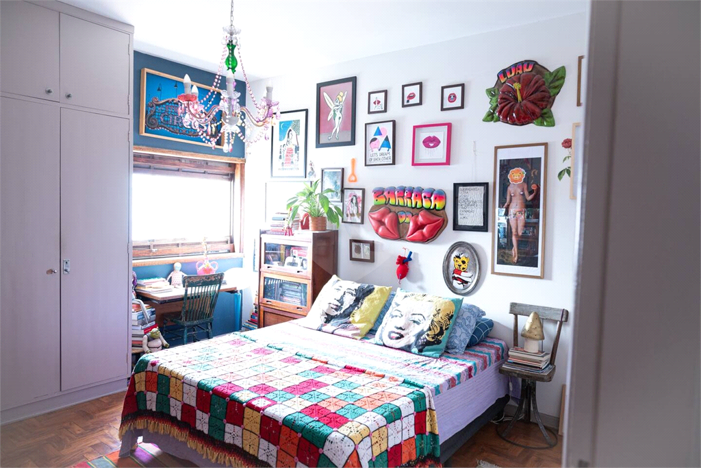 Imóvel 144m² todo original um clássico dos anos 60 sala de estar ampla, 3 quartos, cozinha e lavanderia com quatro e banheiro de serviço Sta. Cecília